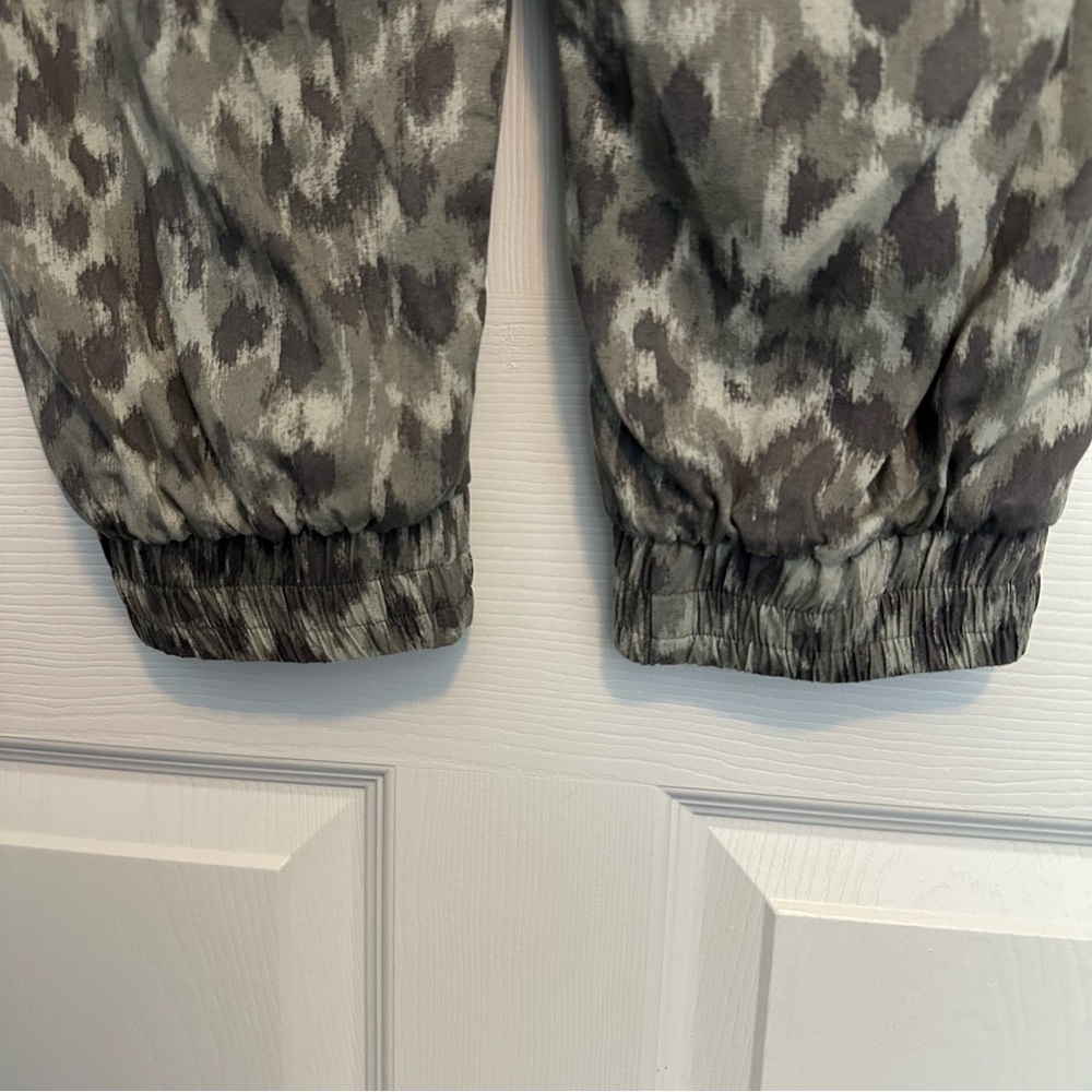 🌸CLOTH & STONE* Anthropologie Animal Print Jogger Pants - Picture 6 of 10